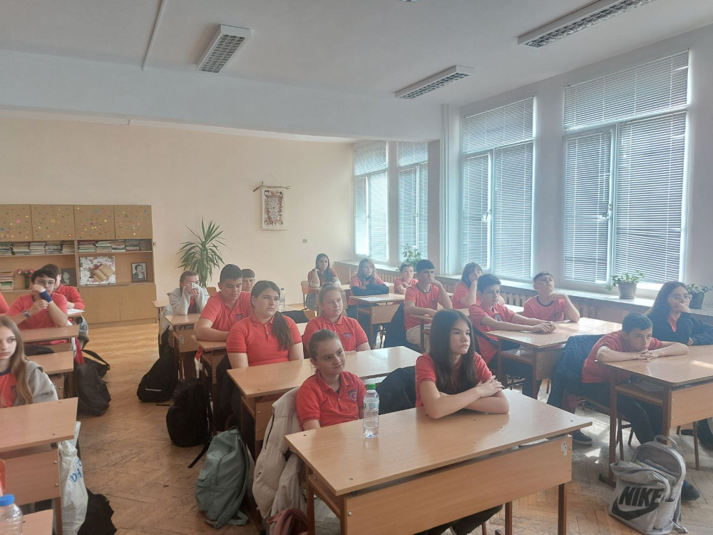 обучение в училище „Елисавета Багряна“, гр. Сливен
